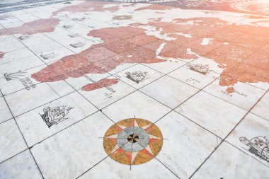 Lizbon, Portekiz - 12 Aralık 2018: Pusula, Portekiz keşiflerini gösteren dünya haritasıyla Lizbon'da yükseldi. 