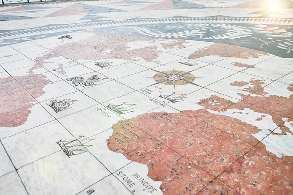 ЛИСБОН, ПОРТУГАЛЬ - 12 декабря 2018 года: Рост компаса в Лиссабоне с картой мира, показывающей португальские открытия. Деталь мозаики перед "Padrao dos Descobrimentos " — стоковое фото