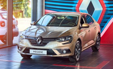Vinnitsa, Ukrayna - 07 Ağustos 2019. Renault Megane - showroom yeni model araba sunumu - ön görünüm