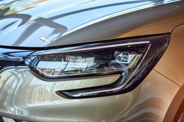 Vinnitsa, Ukrayna - 07 Ağustos 2019. Renault Megane - showroom yeni model araba sunumu - sağ far