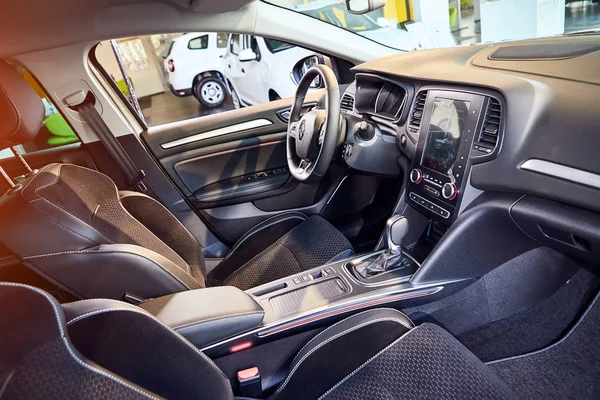 Vinnitsa, Oekraïne-augustus 07, 2019. Renault Megane-nieuwe model auto presentatie in showroom-interieur binnen met stuurwiel — Stockfoto