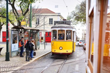Lizbon, Portekiz, 12 Aralık 2018: Şehrin sembolü lizbon'dan geçen ahşap tarihi vintage sarı sokak tramvayı 28. Yerlihalk için vazgeçilmez ulaşım ve turistler için ilginç cazibe