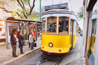 Lizbon, Portekiz, 12 Aralık 2018: Şehrin sembolü lizbon'dan geçen ahşap tarihi vintage sarı sokak tramvayı 28. Yerlihalk için vazgeçilmez ulaşım ve turistler için ilginç cazibe