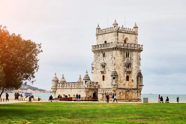 Lizbon, Portekiz - 12 Aralık 2018: Portekiz'de Lizbon girişini koruyan Tagus Nehri üzerindeki Torre de Belem (Belem Kulesi). — Stok fotoğraf