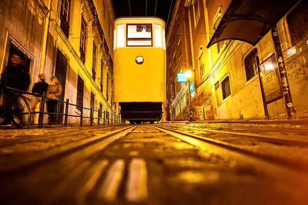 Lissabon, Portugal-december, 14: een nachtzicht op de historische Gloria Funicular (ascensor da Gloria Lisboa) — Stockfoto