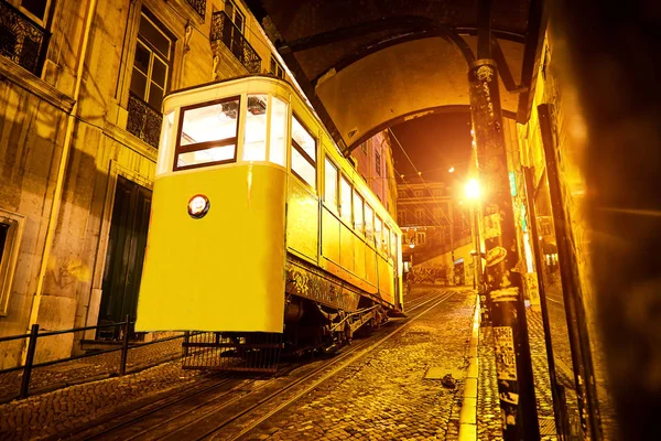Lissabon, Portugal-december, 14: een nachtzicht op de historische Gloria Funicular (ascensor da Gloria Lisboa) — Stockfoto