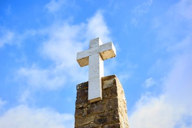 Cabo da Roca, Portekiz - 13 Aralık 2018: Avrupa'nın en eksenli noktasının haç ve anıtı
