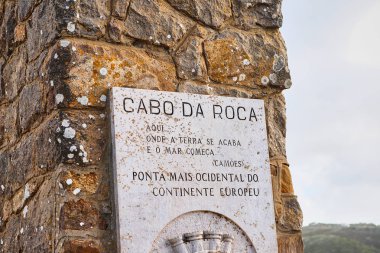 Cabo da Roca, Portekiz - 13 Aralık 2018: Avrupa'nın en eksenli noktasının haç ve anıtı