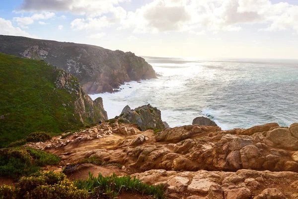 Cabo da Roca, Португалія). Маяк і скелі над Атлантичним океаном, найзахіднішою точкою материка.. — стокове фото