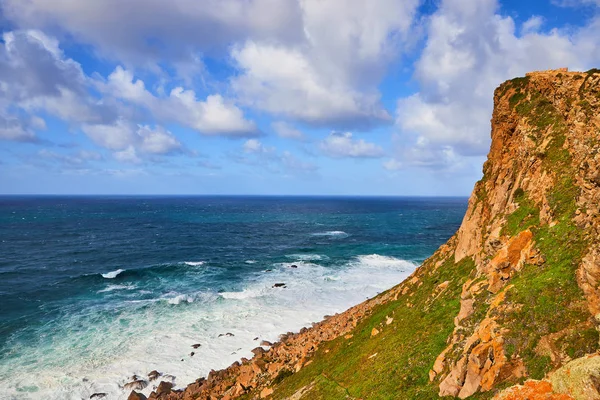 Cabo da Roca, Португалія). Маяк і скелі над Атлантичним океаном, найзахіднішою точкою материка.. — стокове фото