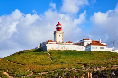 Cabo da Roca, Portekiz. Atlantik Okyanusu üzerindeki deniz feneri ve kayalıklar, Avrupa anakarasının en batı noktası..