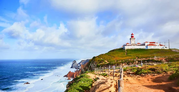 Cabo da Roca, Португалія). Маяк і скелі над Атлантичним океаном, найзахіднішою точкою материка.. — стокове фото