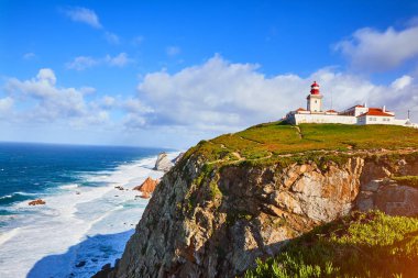 Cabo da Roca, Portekiz. Atlantik Okyanusu üzerindeki deniz feneri ve kayalıklar, Avrupa anakarasının en batı noktası..