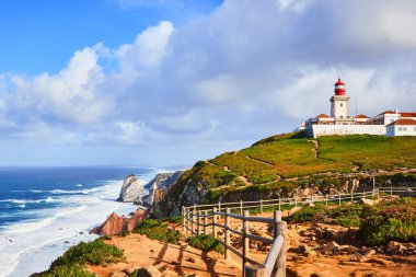 Cabo da Roca, Portekiz. Atlantik Okyanusu üzerindeki deniz feneri ve kayalıklar, Avrupa anakarasının en batı noktası..