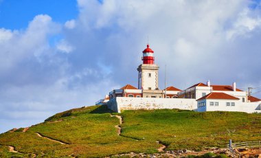 Cabo da Roca, Portekiz. Atlantik Okyanusu üzerindeki deniz feneri ve kayalıklar, Avrupa anakarasının en batı noktası..