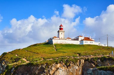 Cabo da Roca, Portekiz. Atlantik Okyanusu üzerindeki deniz feneri ve kayalıklar, Avrupa anakarasının en batı noktası..