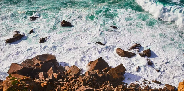 Cabo da Roca, Portugal. Lighthouse and cliffs over Atlantic Ocean, the most westerly point of the European mainland. — Stock Photo, Image