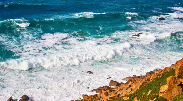 Cabo da Roca, Portugal. Faro y acantilados sobre el Océano Atlántico, el punto más occidental del continente europeo. — Foto de Stock