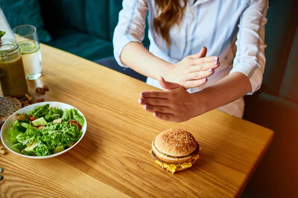 Η γυναίκα που κάνει σταυροβραχιόνων υπογράφει για να αρνηθεί άχρηστα τρόφιμα ή φαστ φουντ (χάμπουργκερ και τηγανιτές πατάτες) που έχουν πολλά λιπαρά. Δίαιτα για καλή έννοια της υγείας. — Φωτογραφία Αρχείου