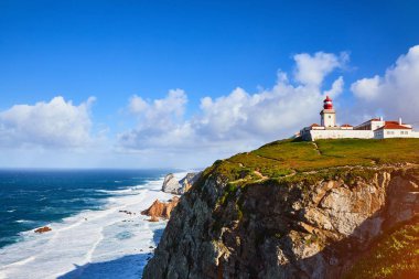 Cabo da Roca, Portekiz. Atlantik Okyanusu üzerindeki deniz feneri ve kayalıklar, Avrupa anakarasının en batı noktası..