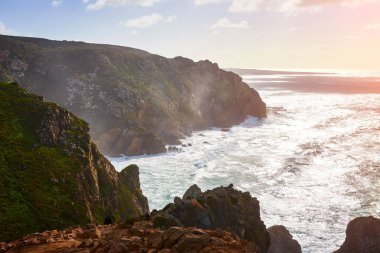 Cabo da Roca, Portekiz. Atlantik Okyanusu üzerindeki deniz feneri ve kayalıklar, Avrupa anakarasının en batı noktası..