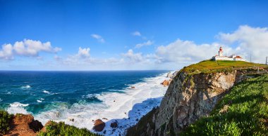 Cabo da Roca, Portekiz. Atlantik Okyanusu üzerindeki deniz feneri ve kayalıklar, Avrupa anakarasının en batı noktası..