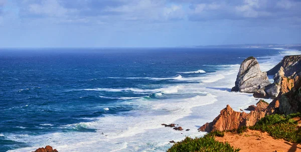 Cabo da Roca, Португалія). Маяк і скелі над Атлантичним океаном, найзахіднішою точкою материка.. — стокове фото