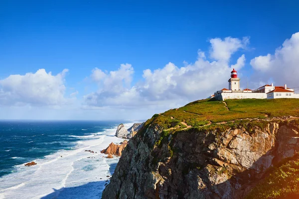 Cabo da Roca, Португалія). Маяк і скелі над Атлантичним океаном, найзахіднішою точкою материка.. — стокове фото