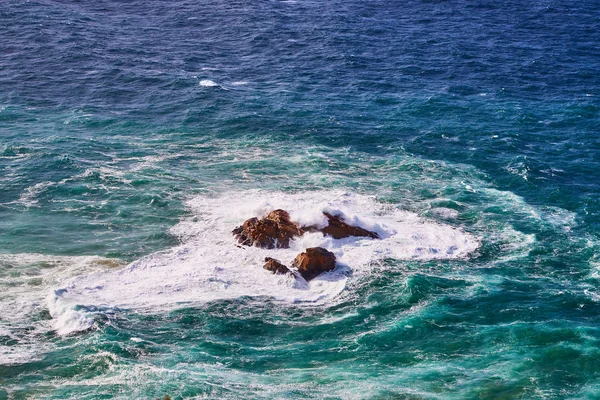 Cabo da Roca, Portugal. Faro y acantilados sobre el Océano Atlántico, el punto más occidental del continente europeo. — Foto de Stock