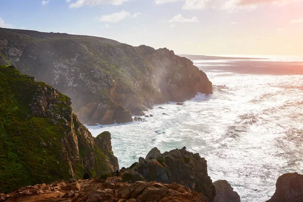 Cabo da Roca, Португалія). Маяк і скелі над Атлантичним океаном, найзахіднішою точкою материка.. — стокове фото