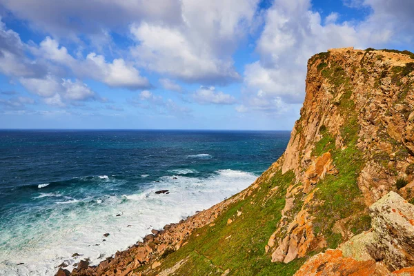 Cabo da Roca, Португалія). Маяк і скелі над Атлантичним океаном, найзахіднішою точкою материка.. — стокове фото