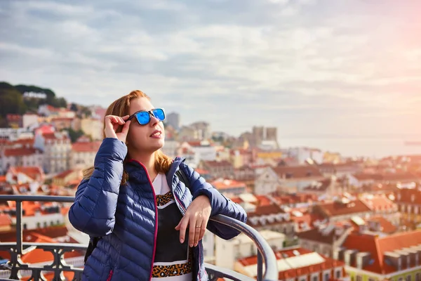 Jovem turista desfruta de uma bela vista panorâmica da cidade velha durante o dia ensolarado na cidade de Lisboa, Portugal — Fotografia de Stock