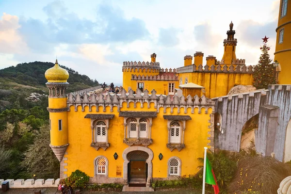 2018年12月13日-ポルトガル・リスボン:シントラのペナ宮殿。有名なランドマークだヨーロッパで最も美しい城 — ストック写真