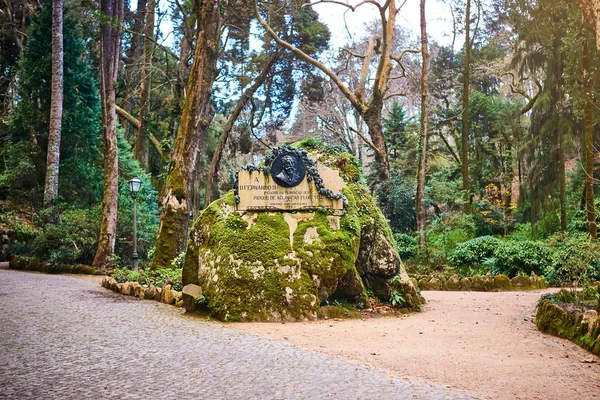 13 december 2018 - Lissabon, Portugal: Prachtige tuinen in Paleis Pena Sintra. Beroemde bezienswaardigheid. De mooiste kastelen van Europa — Stockfoto