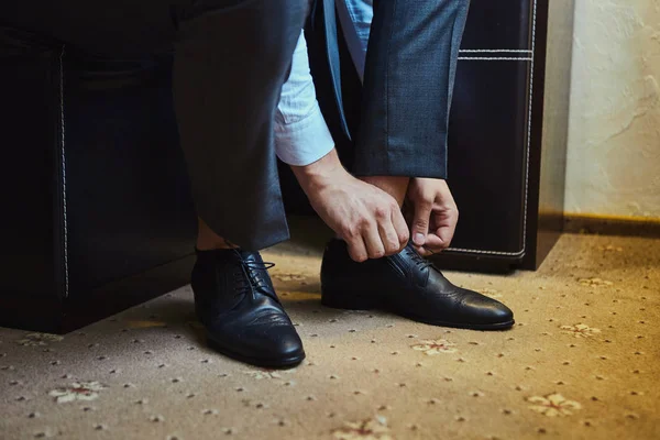 Homem de negócios roupas sapatos, homem se preparando para o trabalho, manhã do noivo antes da cerimônia de casamento. Moda Masculina — Fotografia de Stock