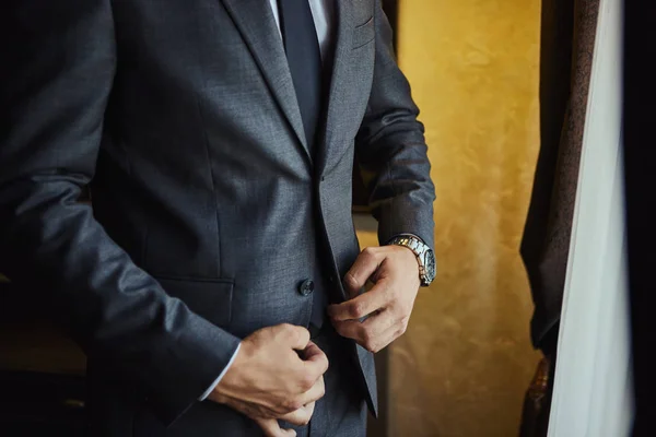 Geschäftsmann trägt Jacke, männliche Hände Nahaufnahme, Bräutigam bereitet sich morgens vor der Trauung vor — Stockfoto