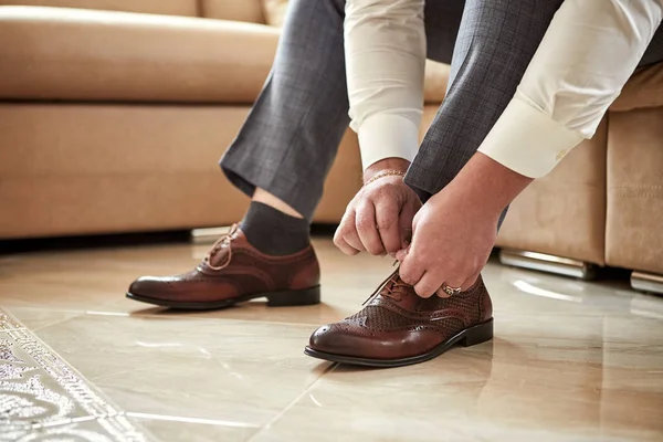 Zapatos de ropa de hombre de negocios, hombre preparándose para el trabajo, novio mañana antes de la ceremonia de la boda. Moda de hombres —  Fotos de Stock