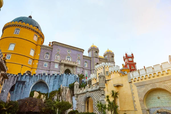 Sintra, Lizbon, Portekiz 'deki Pena Sarayı. Ünlü bir dönüm noktası. Avrupa 'nın en güzel kaleleri. — Stok fotoğraf