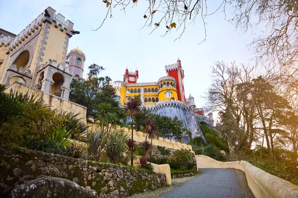 Palácio da Pena em Sintra, Lisboa, Portugal. Um marco famoso. Castelos mais bonitos da Europa — Fotografia de Stock