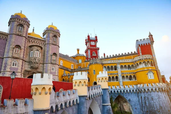 Palácio da Pena em Sintra, Lisboa, Portugal. Um marco famoso. Castelos mais bonitos da Europa — Fotografia de Stock