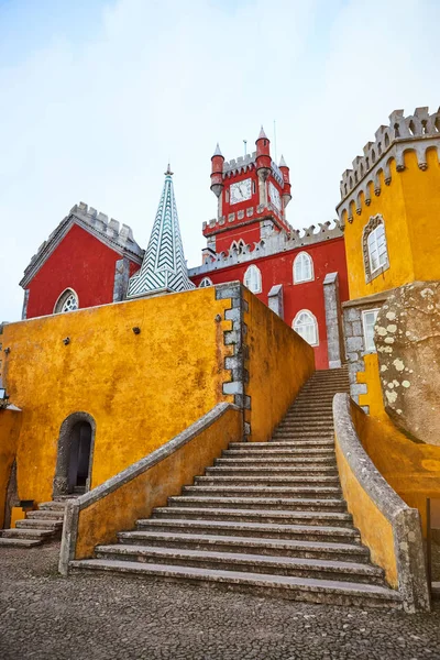 Sintra, Lizbon, Portekiz 'deki Pena Sarayı. Ünlü bir dönüm noktası. Avrupa 'nın en güzel kaleleri.