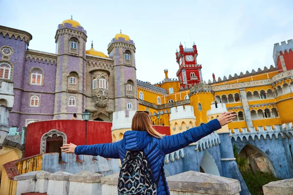 Fiatal nő turista sétál a Pena Palace, Sintra, Portugália. Utazás és turizmus Európában — Stock Fotó