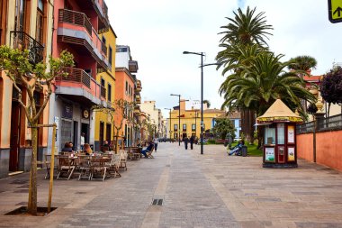 La Laguna, Tenerife, İspanya - 15 Mayıs 2018: Tenerife 'nin eski başkenti La Laguna' da Senora de La Concepcion. Sayısız yaya caddesi boyunca turistler ve yerliler yürüyor. Kanarya Adaları, İspanya.