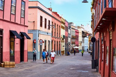 La Laguna, Tenerife, İspanya - 15 Mayıs 2018: Tenerife 'nin eski başkenti La Laguna' da Senora de La Concepcion. Sayısız yaya caddesi boyunca turistler ve yerliler yürüyor. Kanarya Adaları, İspanya.