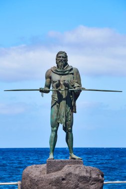 CANDELARIA, TENERIFE, CANARY, SPAIN - 15 Mayıs 2018: guanches heykelleri Plaza de la Patrona de Canarias 'tadır. Candelaria, Afrika kıtasında bulunan Tenerife devletinde bir şehirdir.
