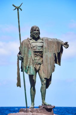 CANDELARIA, TENERIFE, CANARY, SPAIN - 15 Mayıs 2018: guanches heykelleri Plaza de la Patrona de Canarias 'tadır. Candelaria, Afrika kıtasında bulunan Tenerife devletinde bir şehirdir.