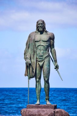 CANDELARIA, TENERIFE, CANARY, SPAIN - 15 Mayıs 2018: guanches heykelleri Plaza de la Patrona de Canarias 'tadır. Candelaria, Afrika kıtasında bulunan Tenerife devletinde bir şehirdir.