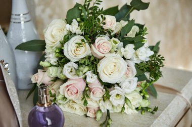 Masada duran güzel gelin buketi.