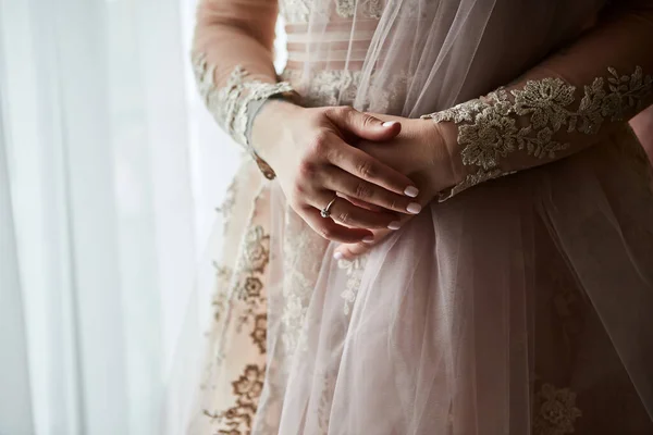 Gelinin Sabah Güzel Bir Elbise Giydiği Kadının Düğün Töreninden Önce — Stok fotoğraf