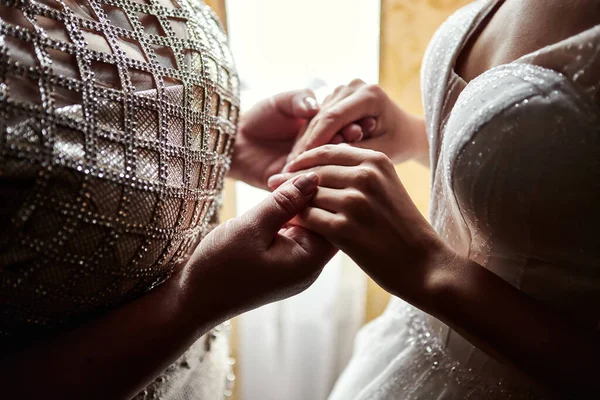 Novia Día Boda Sosteniendo Las Manos Madre Concepto Relación Entre —  Fotos de Stock